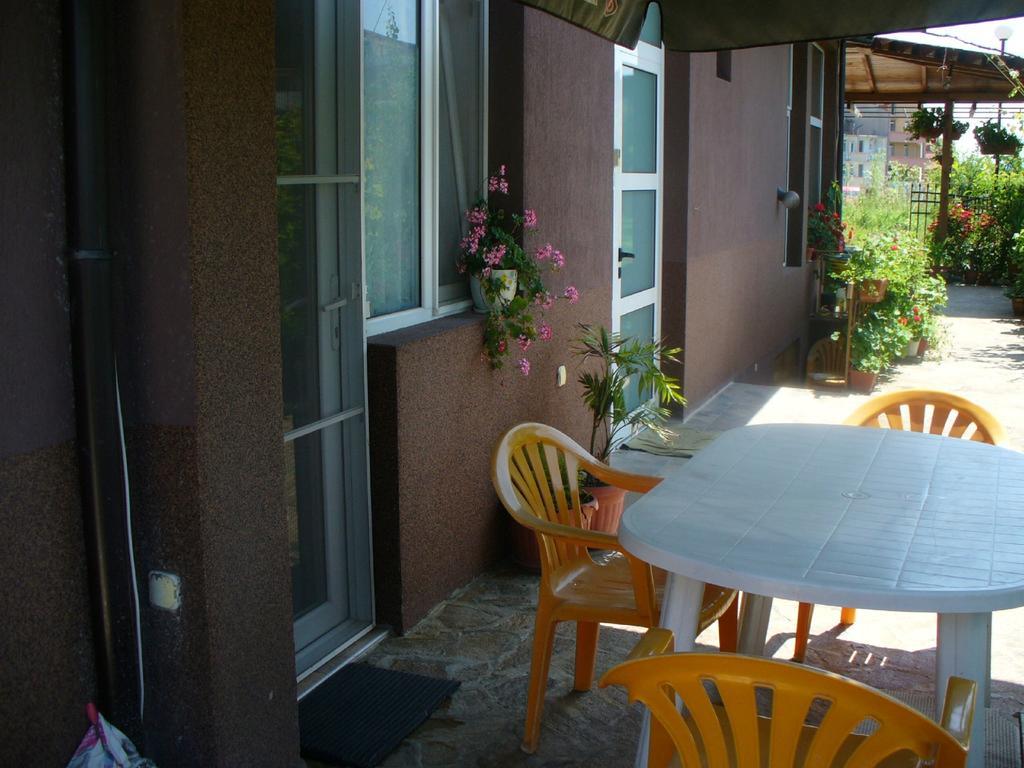 Zora Guest House Primorsko Rom bilde